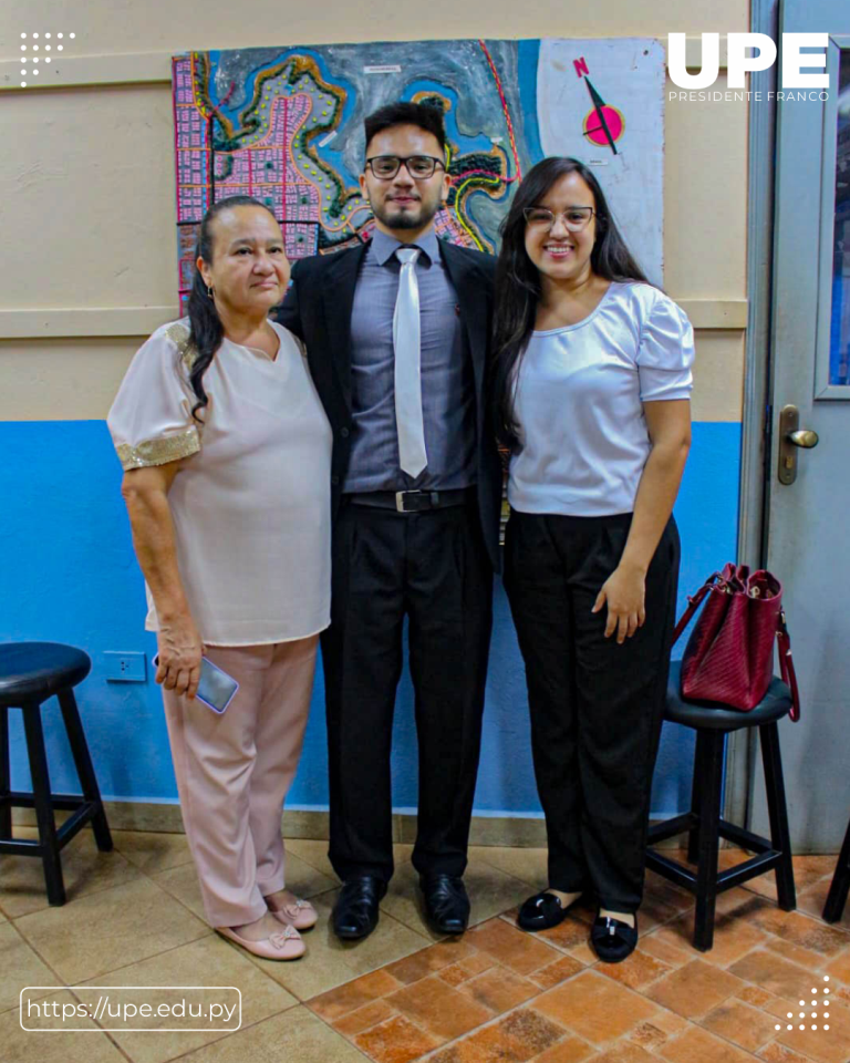 Estudiantes de Arquitectura UPE se reciben tras la Presentación del Trabajo Final de Grado